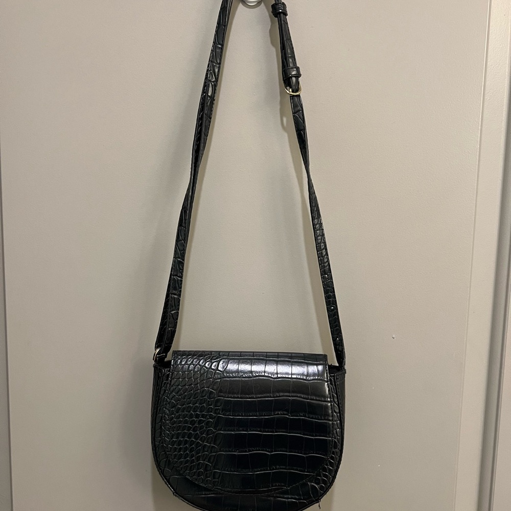 Elegant Black Croc-Embossed Shoulder Bag